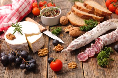 ahşap masa üzerinde çeşitli mezeler