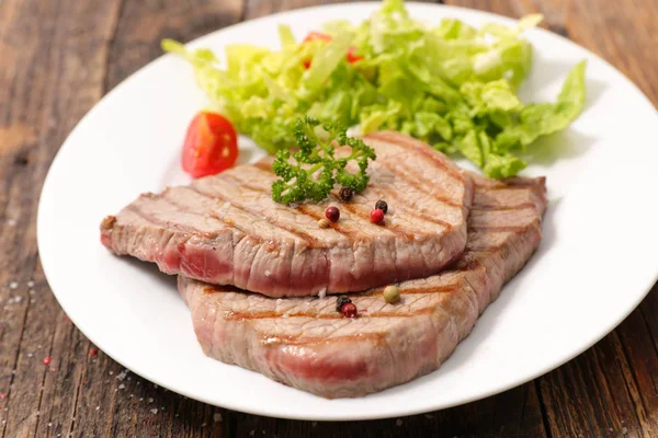 Carne grelhada com alface — Fotografia de Stock