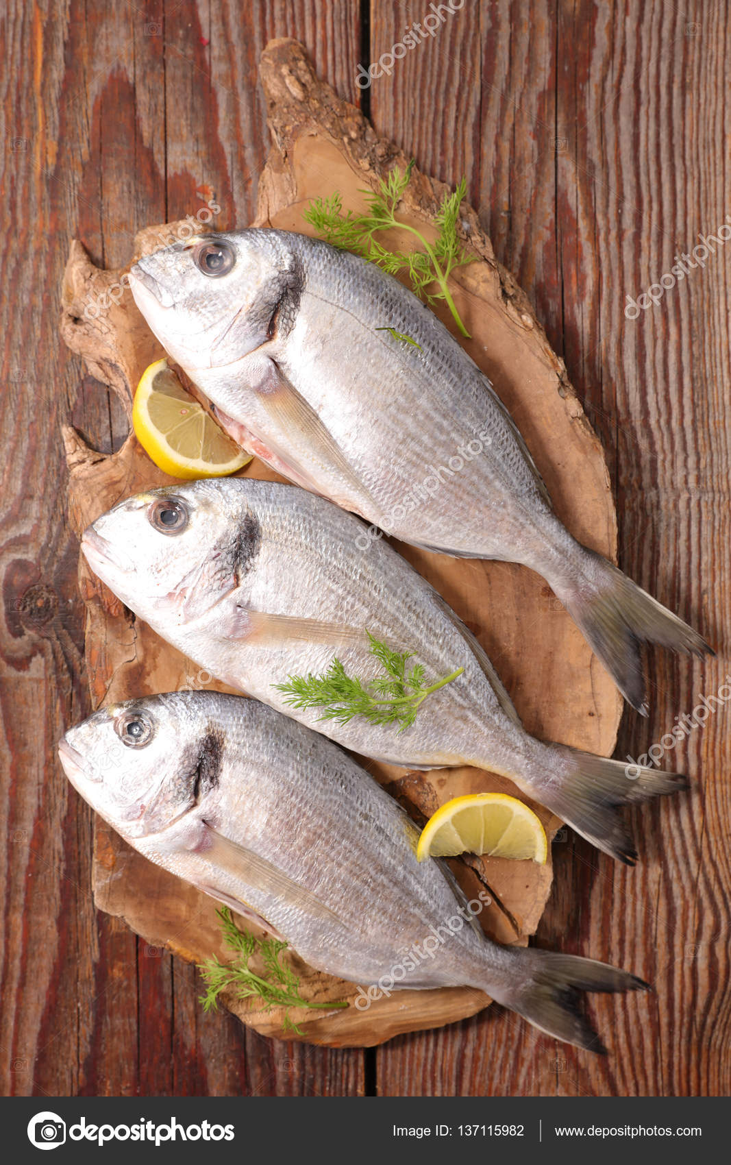 Pescado fresco en una caja de madera de fondo — Foto de stock © studioM