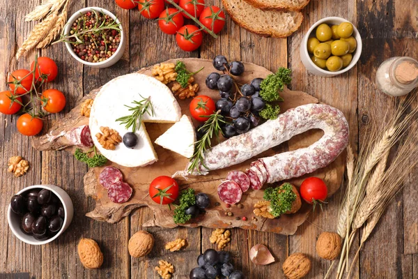 Wurst und Käse von oben — Stockfoto