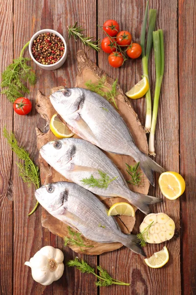 Pesce crudo con ingredienti — Foto Stock