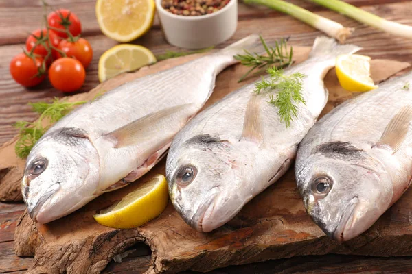 Rå fisk med ingredienser — Stockfoto