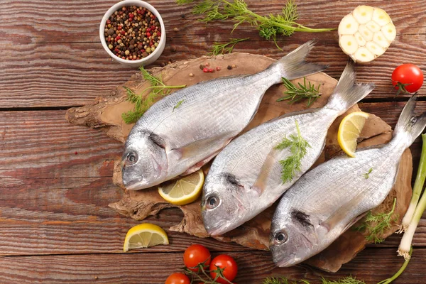 Roher Fisch mit Zutaten — Stockfoto