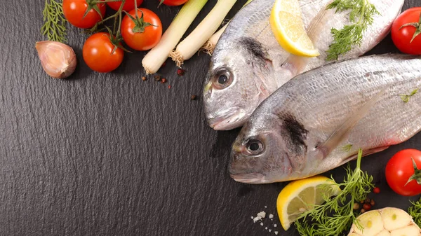 Rå fisk med ingredienser — Stockfoto