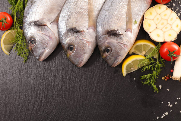 Сырая рыба с ингредиентами
