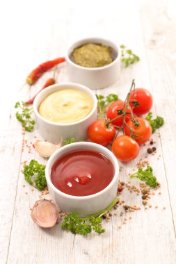 hardal, ketçap ve pesto sos 