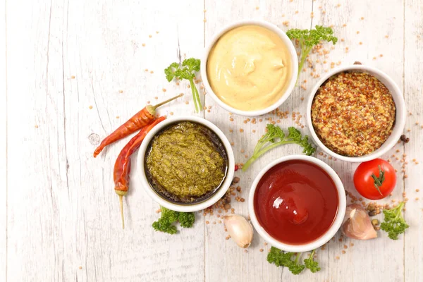 Горчица, кетчуп и соус песто — стоковое фото