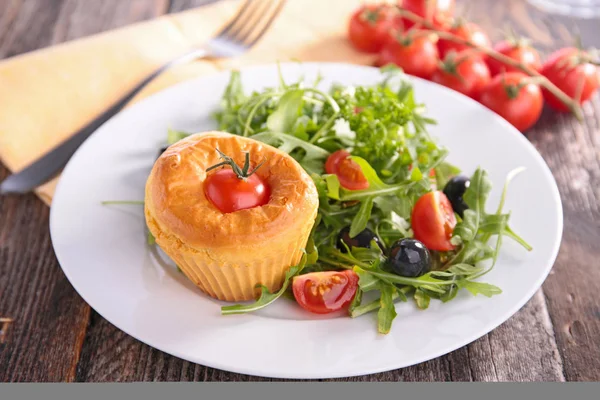 Muffin di pomodoro sul piatto — Foto Stock