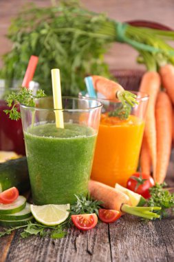 Bardaklarda sebze suyu 