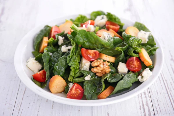 Tasty spinach salad — Stock Photo, Image