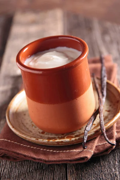 Jogurt v keramické nádobě — Stock fotografie