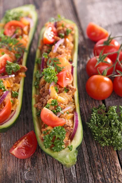 Zucchine al forno con manzo e verdure — Foto Stock