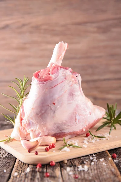 Nyers lamb chop a fedélzeten — Stock Fotó