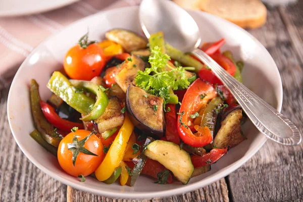 Légumes rôtis dans une assiette en verre — Photo