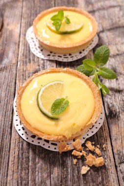 ahşap masa üzerinde limon tart