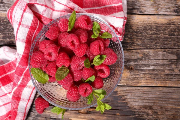 Fresh sweet raspberries — Stock Photo, Image