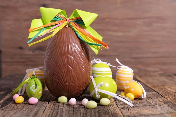 Uovo di Pasqua al cioccolato — Foto Stock