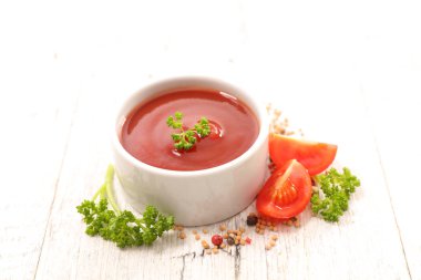 Beyaz kase domates sosu