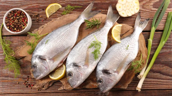 Pescado crudo a bordo — Foto de Stock