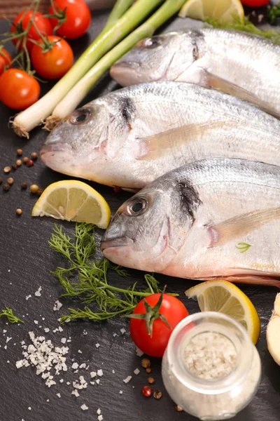 Rå fisk med ingredienser — Stockfoto