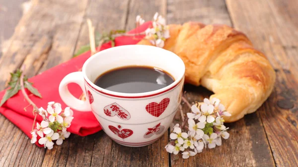 Café y croissant sobre mesa de madera — Foto de Stock