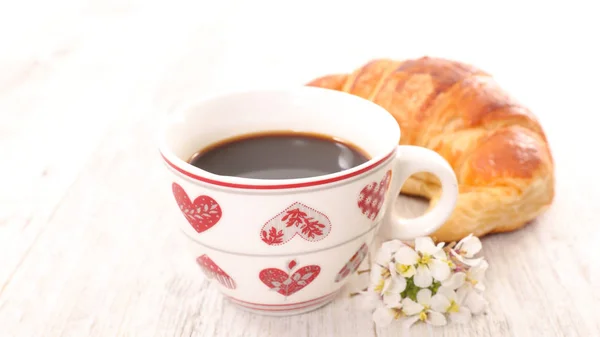 Kaffee und Croissant auf Holztisch — Stockfoto