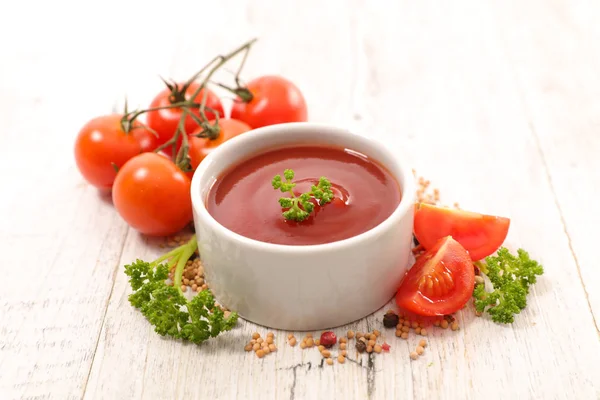 Salsa de tomate en tazón blanco — Foto de Stock