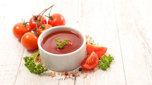 Molho de tomate em tigela branca — Fotografia de Stock