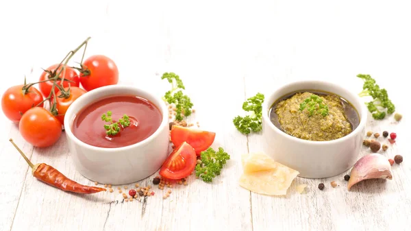 Pesto-Sauce und Ketchup — Stockfoto