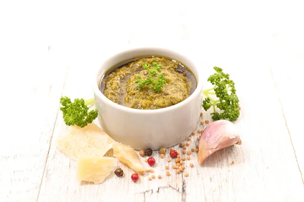 Molho de pesto em tigela branca — Fotografia de Stock