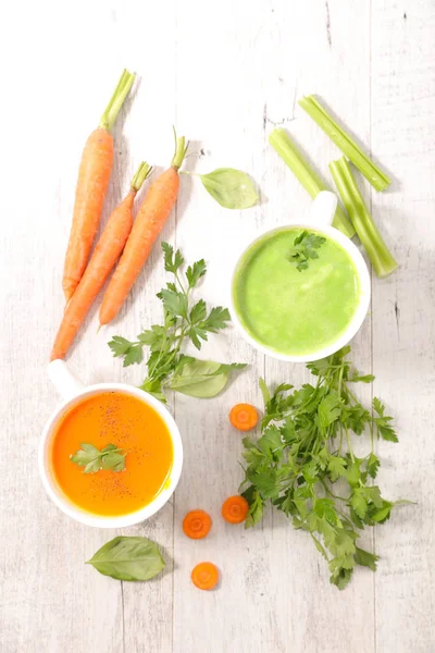 Jus de légumes dans des tasses — Photo