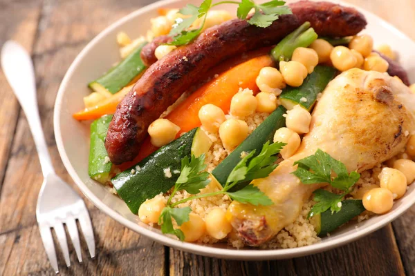Couscous mit Gemüse und Fleisch — Stockfoto