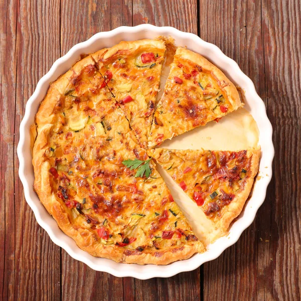 Quiche vegetal na mesa — Fotografia de Stock