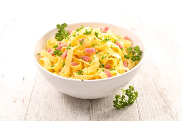 Tagliatelle met spek in witte kom — Stockfoto