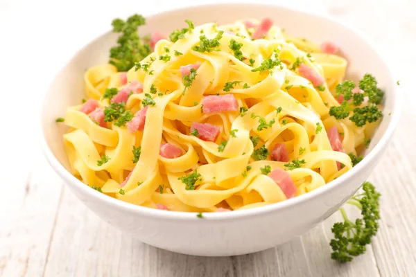 Tagliatelle met spek in witte kom — Stockfoto