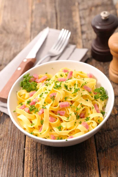 Tagliatelle met spek in witte kom — Stockfoto