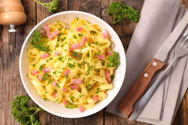 Tagliatelle met spek in witte kom — Stockfoto