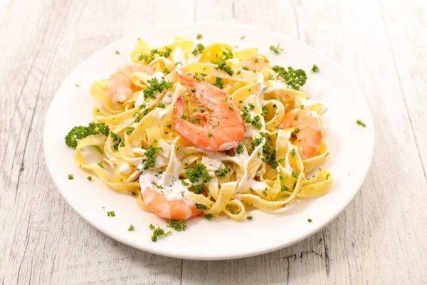 Tagliatelle com camarões em placa branca — Fotografia de Stock