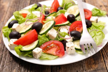 plaka üzerinde Yunan salatası