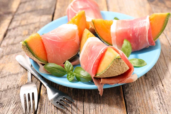 Melon, krojone z prosciutto — Zdjęcie stockowe