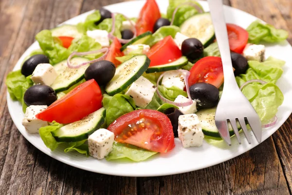 plaka üzerinde Yunan salatası