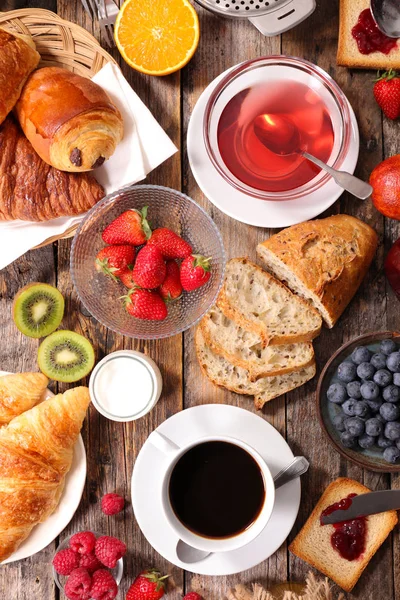 Desayuno con pastelería y frutas frescas — Foto de Stock