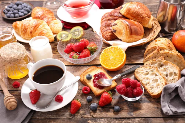 Café da manhã com pastelaria e frutas frescas — Fotografia de Stock