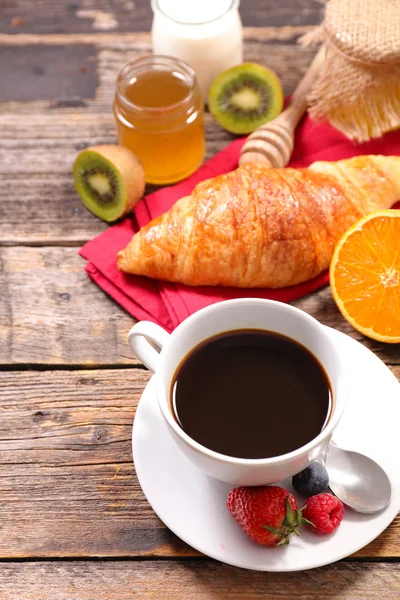 Frukost med bakverk och färsk frukt — Stockfoto