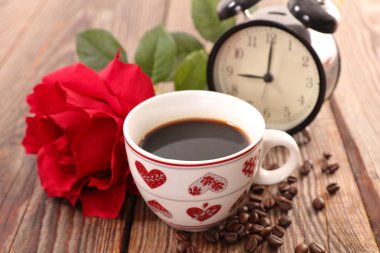 Kırmızı gül ile kahve