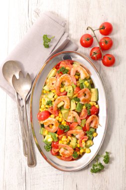 karides ve sebzeli salata