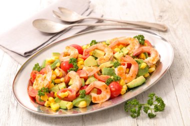 karides ve sebzeli salata