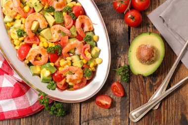 sebzeli karides salatası