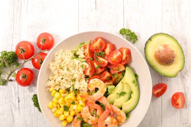 karides ile sebze salatası