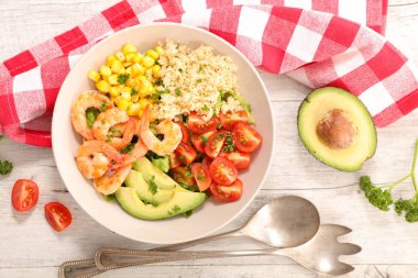 karides ile sebze salatası